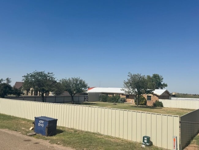 Foto del edificio - Country Living! 4 Bed 2 Bath Ready to Rent ASAP