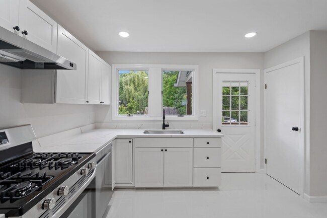 Building Photo - 114 Linderman Ave