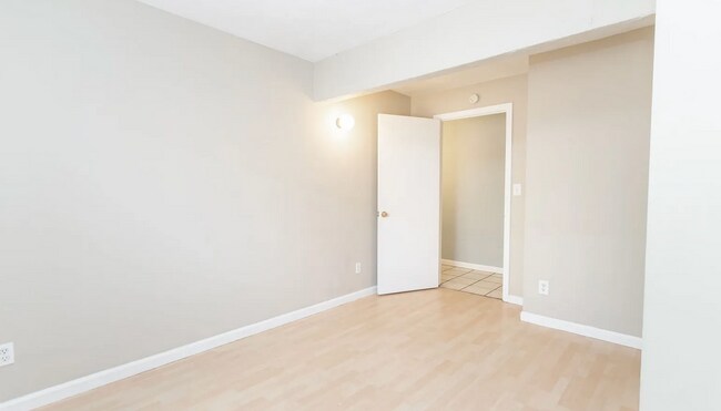 Foto del edificio - 3bed/2 bath just minutes walk to MacArthur...