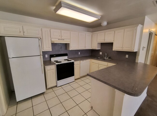 Beautiful 3-Bedroom, 2-Bath Home with Atta... - Beautiful 3-Bedroom, 2-Bath Home with Atta...