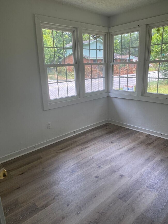 Building Photo - Coming Soon! 2 Bedroom 1 Bath Home!
