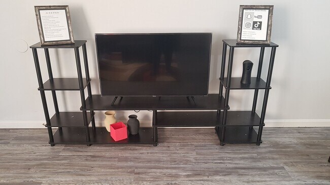 Building Photo - Great Downstairs 1 bedroom 1 bath Apartment Fully Furnished