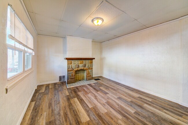 Building Photo - Available JUNE 2026 - Spacious 3 Bedroom Home w/ Central Mt Washington Location!