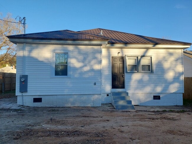 Building Photo - Spacious 3-bedroom Home in Jordan/Johnson Area