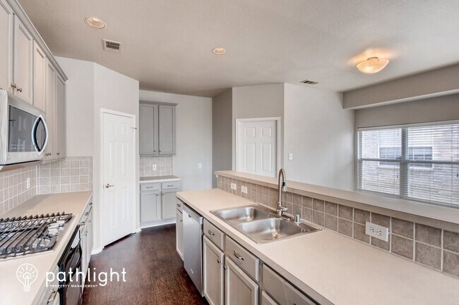 Foto del edificio - 9229 Harrisburg Ln