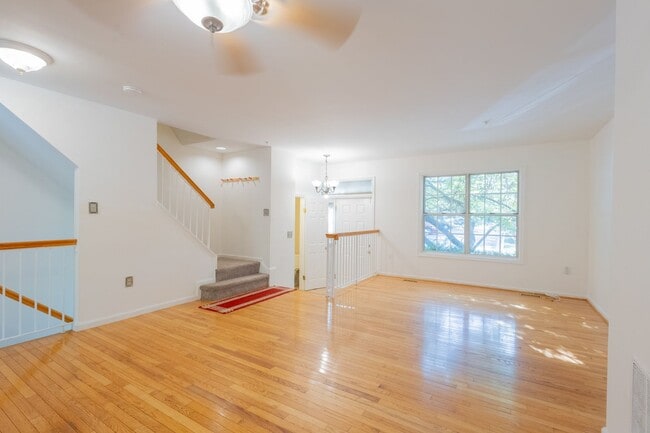 Building Photo - Lovely 3 BR/3.5 BA Townhome in Germantown!