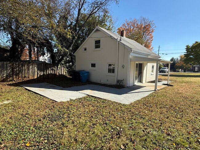 Foto del edificio - 2608 Dorchester Dr NW