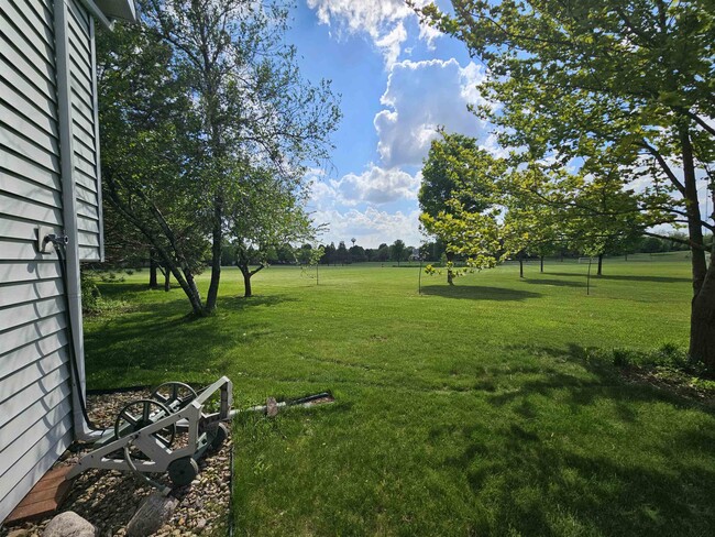 Building Photo - 862 Sky Ridge Dr