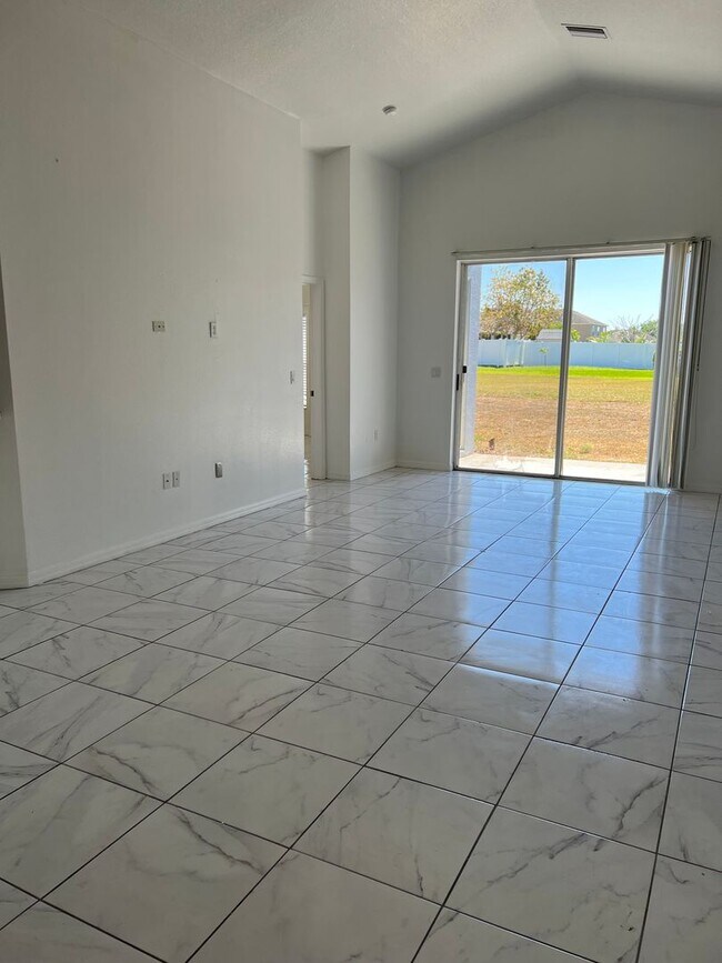 Building Photo - 4 Bedroom 3 Bath Single Family Home