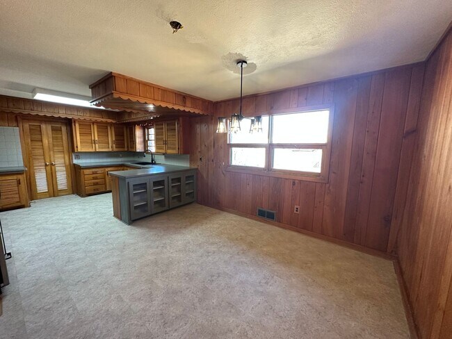 Foto del edificio - Summer 2024 Pre-Lease! Remodeled Spacious ...