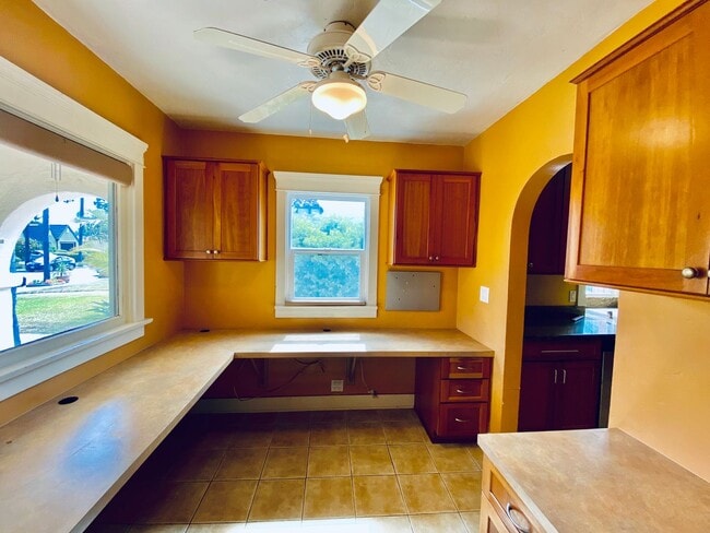 Foto del edificio - Beautiful 4 Bedroom Cottage in Kensington with Extra Room for an Office!