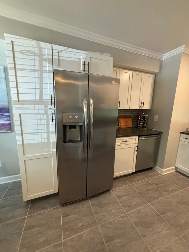 Building Photo - 3 Bedroom Condo!
