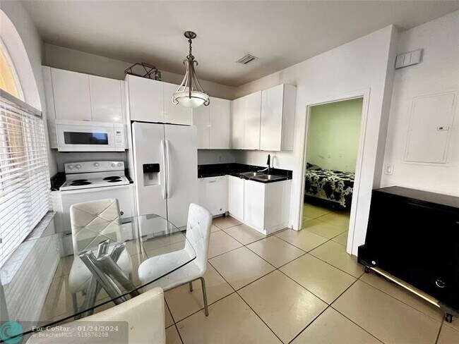 Building Photo - 1413 S Santa Catalina Cir