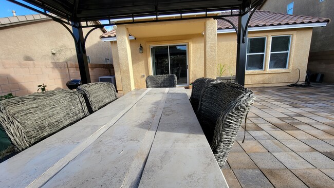 Patio interior - 7042 S Parsnip Ln