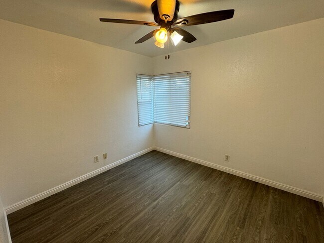 Building Photo - Beautiful 4 bedroom Home