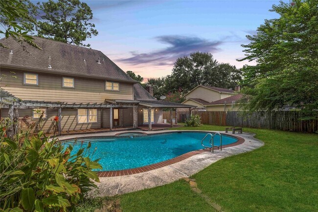Foto del edificio - 8215 Winding Hill Ln