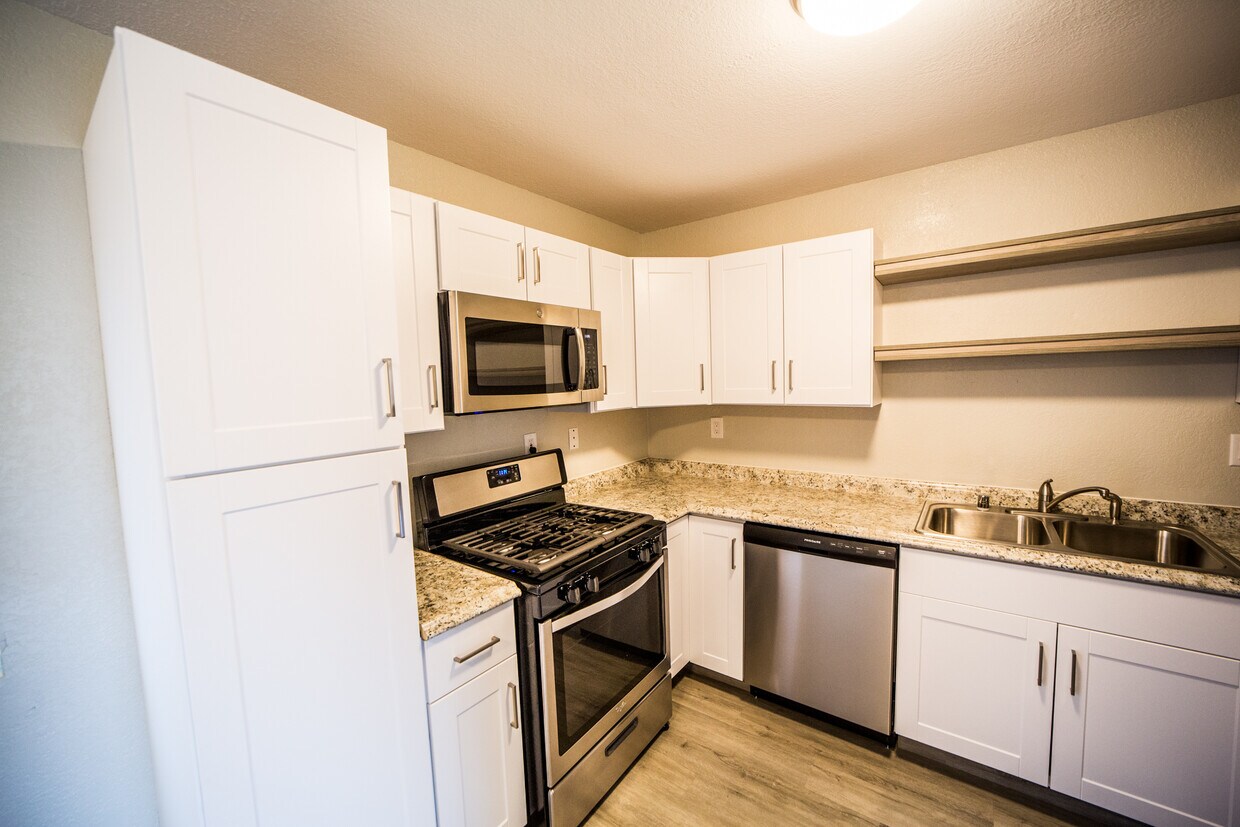 Foto principal - 12223 Woodside Ave