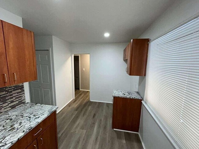 Building Photo - Colonial Ready For You