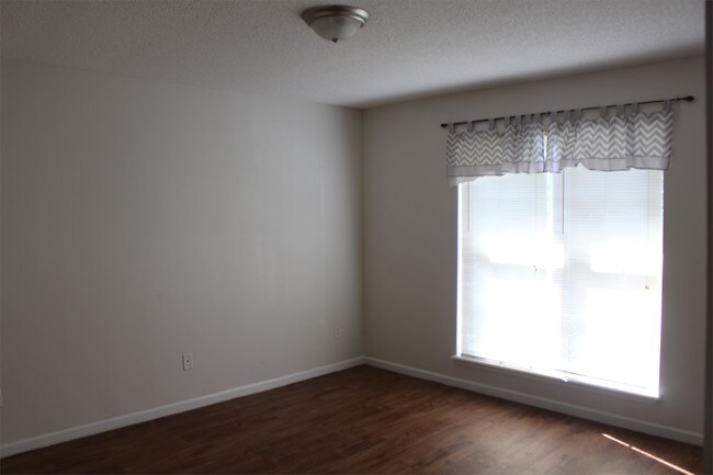 Building Photo - 2533 Hilltop Dr