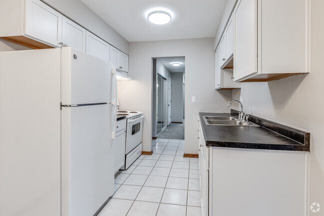 2BR, 1BA - 840SF - Kitchen - Goldenstar