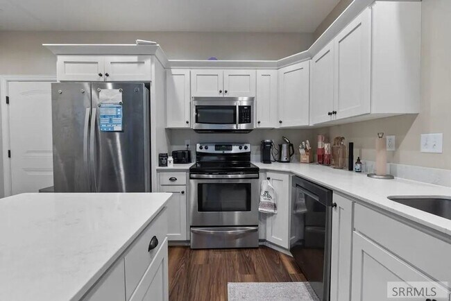 Foto del edificio - Beautiful 3-Bed, 2.5-Bath Rock Creek Townhome with Attached 2-Car Garage