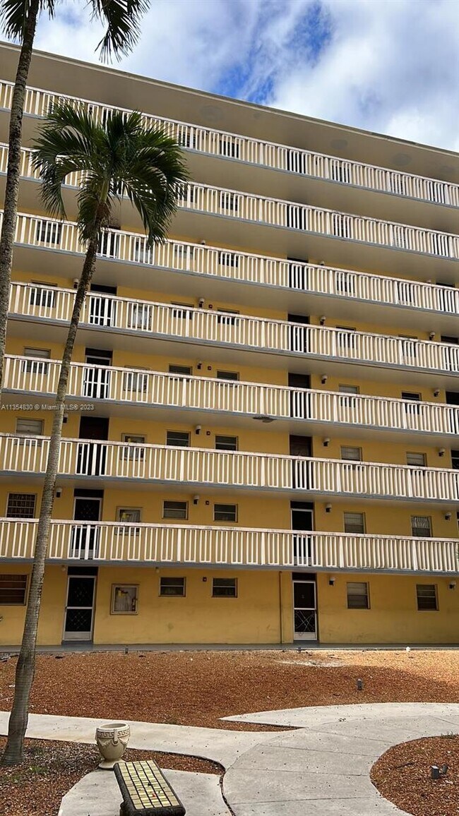 Foto del edificio - 15600 NW 7th Ave