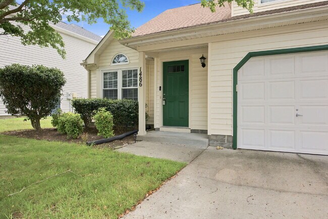 Foto del edificio - 3-Bedroom Home with Garage & Private Patio