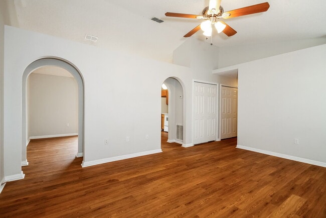 Building Photo - 30319 Birdhouse Dr