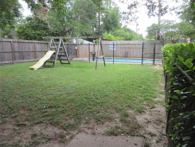 Building Photo - 1220 Shadowdale Dr