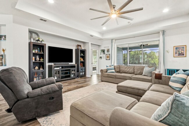 Foto del edificio - Spacious 4 Bed / 4 Bath Home with Upgrades...