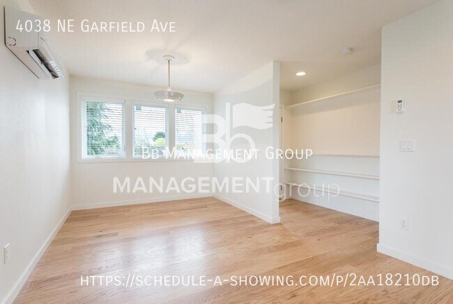 Building Photo - Light & Bright Newer Duplex in Close-in NE...