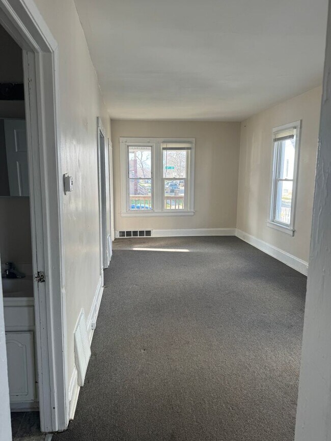 Building Photo - 4 Bedroom Single Family