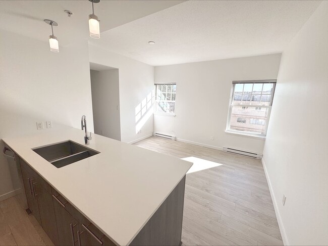 Building Photo - SF 303