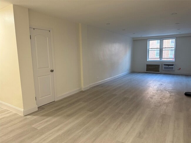 Building Photo - 140-65 Beech Ave