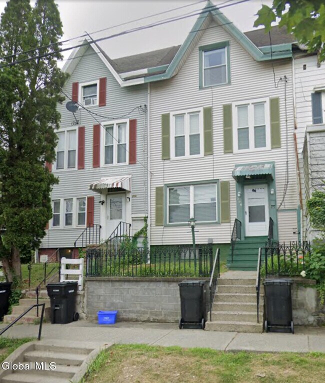 Building Photo - 206 8th St