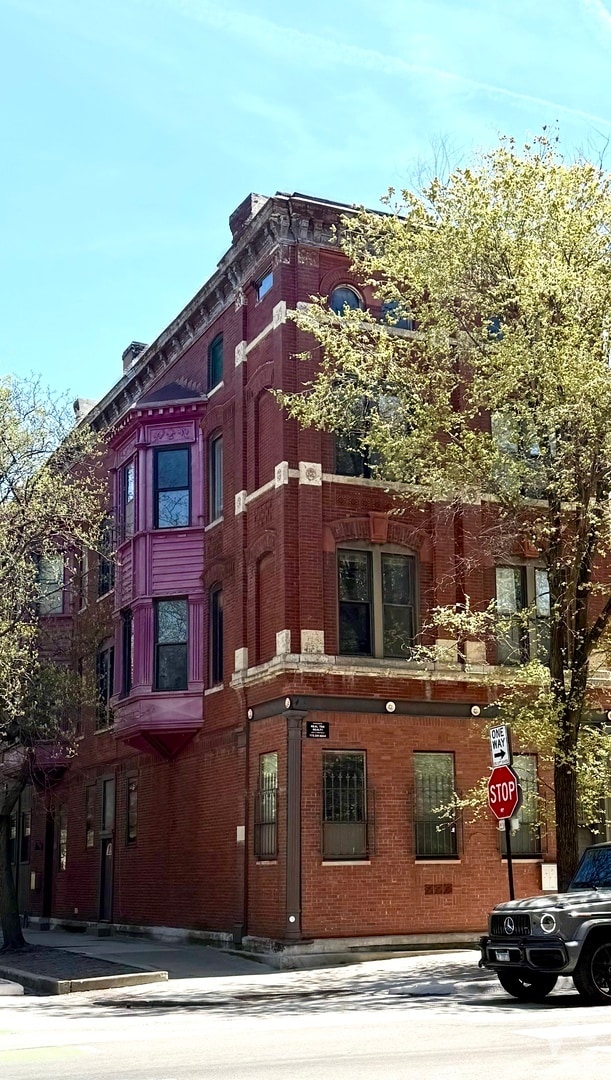 Building Photo - 2059 N Sheffield Ave