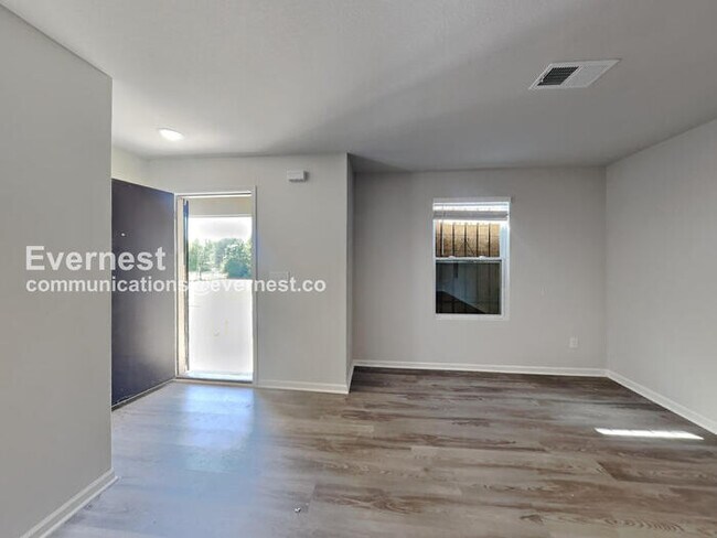Building Photo - Limited Time Special Offer! / 3 Bed, 2.5 Bath Home with Modern Amenities / Pet-Friendly / Availab...