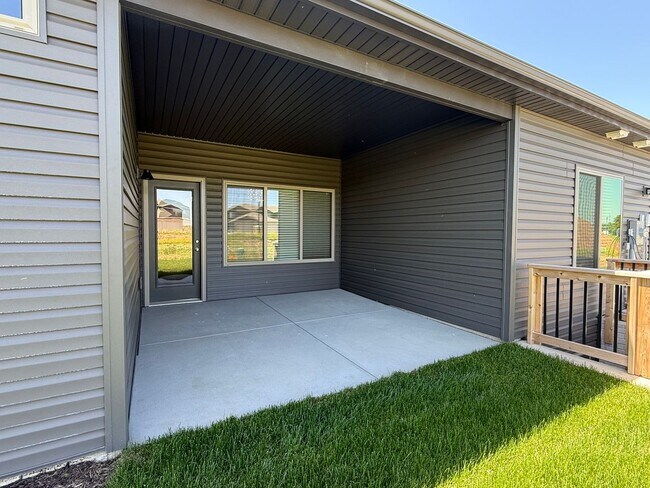 Building Photo - Brand new construction 3 bed/3 bath ranch townhome in North Lincoln