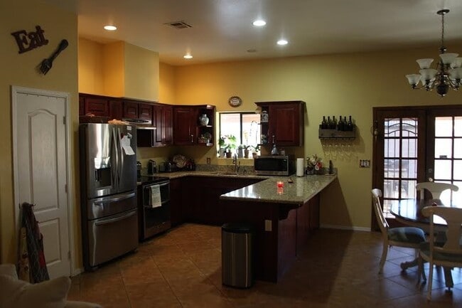 Building Photo - 4 Bedroom, 2 bath home