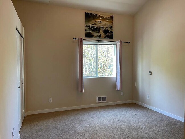 Building Photo - 2105 NW Talus Dr
