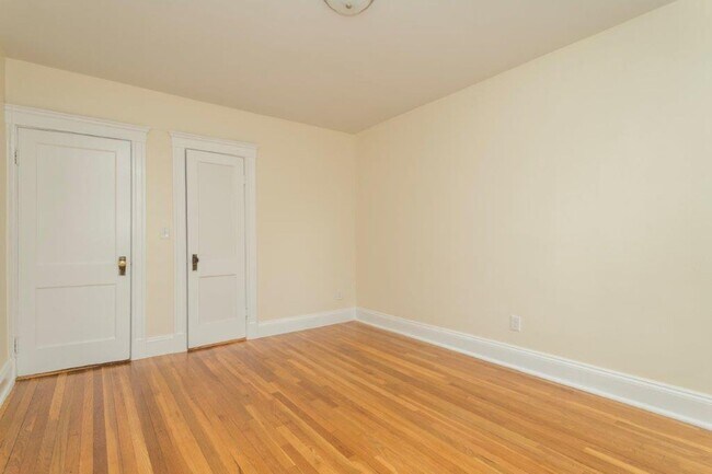 Building Photo - VERY NICE BRIGHTON ONE BED!!!