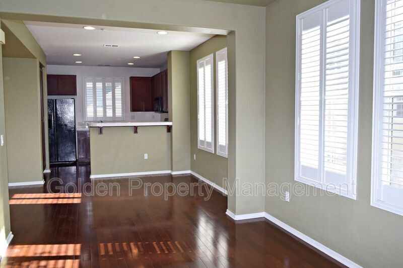 Primary Photo - 1652 Hickory Nut Pl