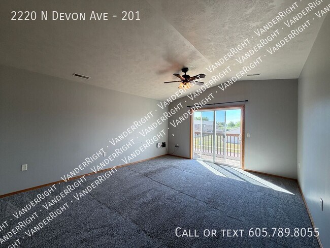 Foto del edificio - 2220 Devon Ave