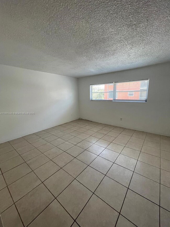 Foto del edificio - 16851 NE 18th Ave