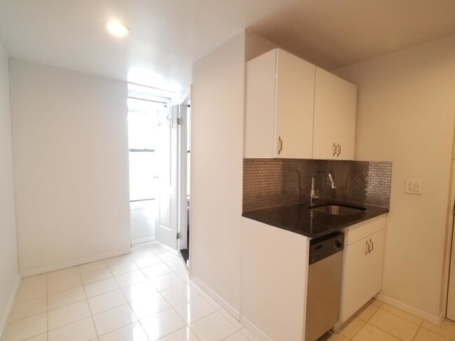 Foto del edificio - 548 Driggs Ave