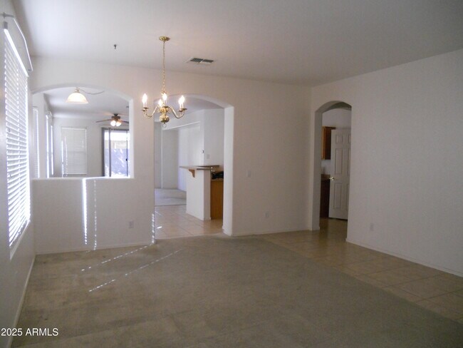 Foto del edificio - 13558 W Port Royale Ln