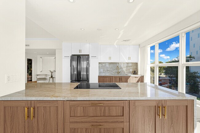 Foto del edificio - 9100 W Bay Harbor Dr