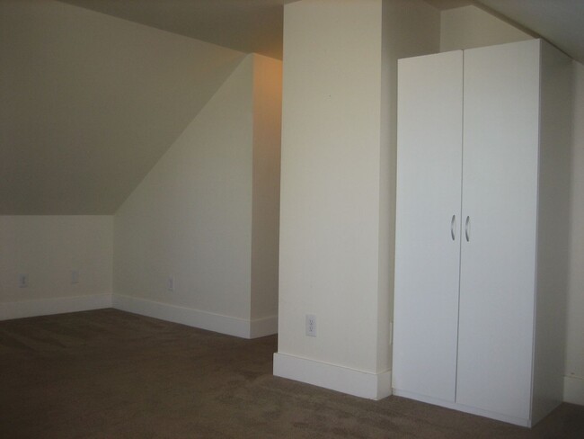 Building Photo - 8830