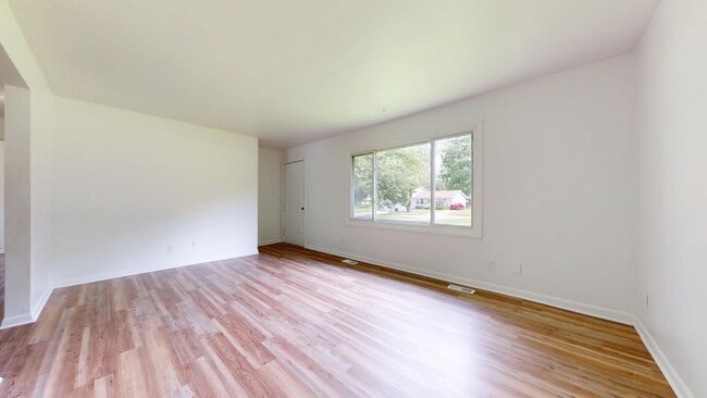 Building Photo - 335-337 Brenda Dr