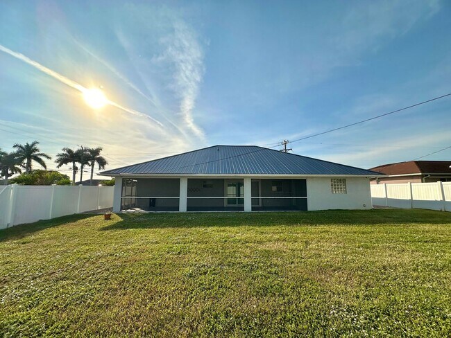 Building Photo - Stunning 3 Bedroom + Den Home with Fence +...